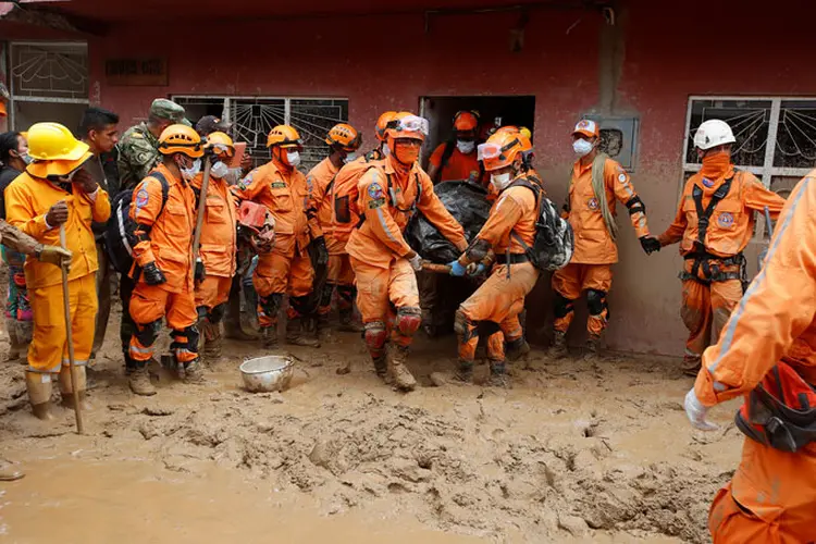 Colômbia: equipes de resgate após deslizamento no começo de abril no país (Jaime Saldarriaga/Reuters)