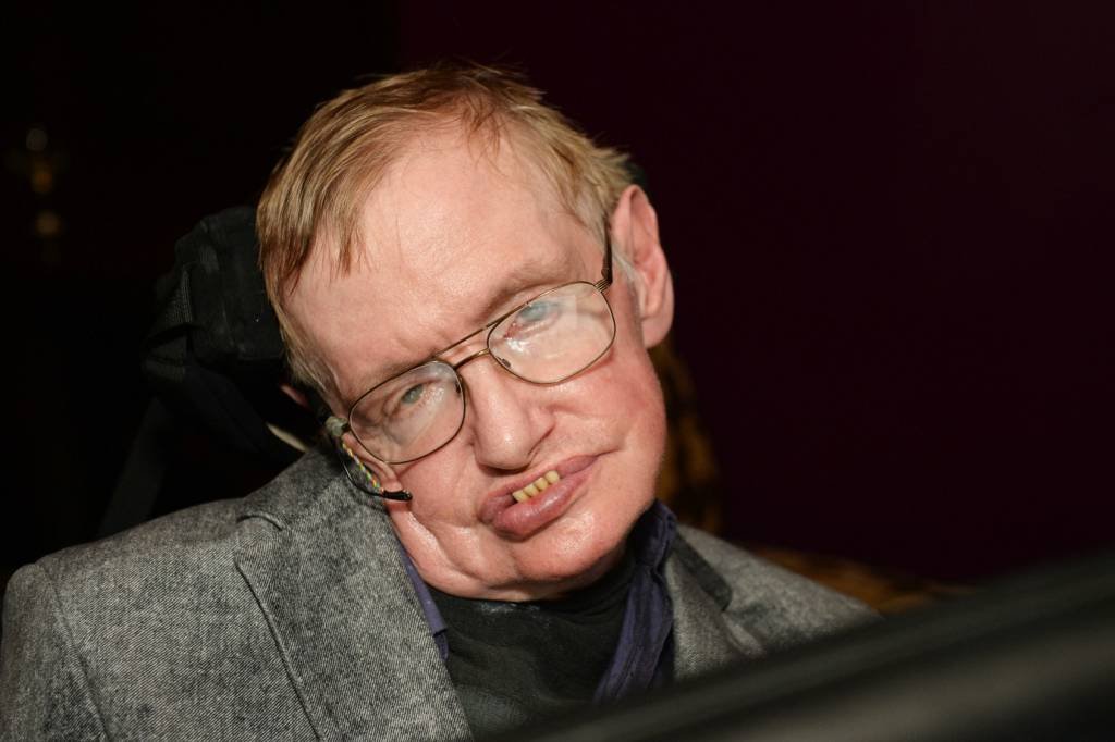 Hawking culpa governo do Reino Unido por crise da saúde