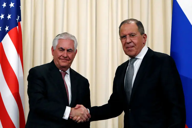 Rex Tillerson e Seguei Lavrov: os secretários de estado dos EUA e Rússia reuniram-se dias após o disparo de mísseis americanos sobre a Síria (Sergei Karpukhin/Reuters)