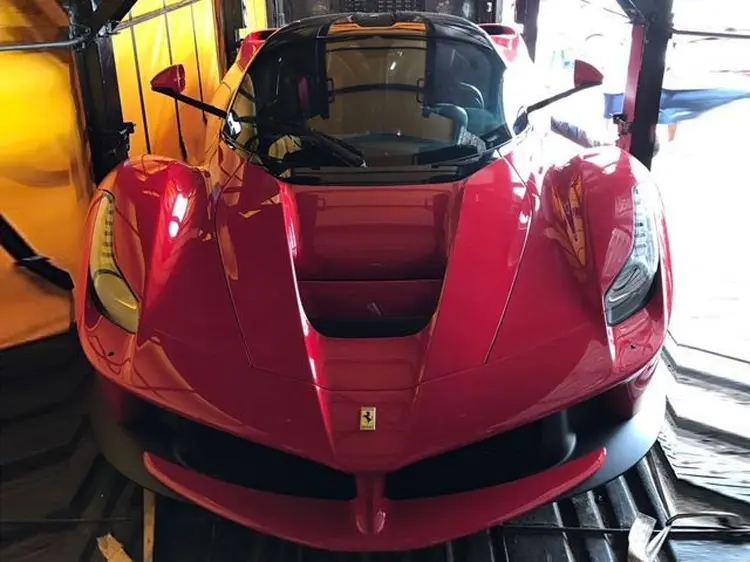 Ferrari: o carro estava guardado dentro de um galpão desde 2014 antes de deixar o local em fevereiro rumo ao país vizinho, sem pagar qualquer taxa ao governo sul-africano (Internet/Reprodução)
