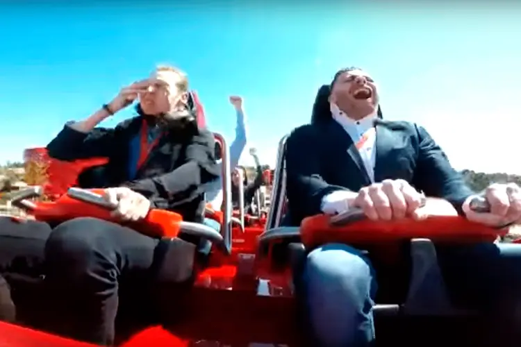 Primeiro passeio em montanha-russa da Ferrari Land (Youtube/Reprodução)