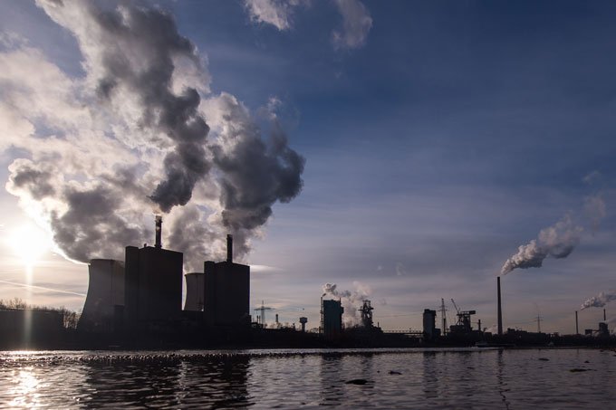 Emissões globais de carbono quase voltam a níveis pré-pandemia, diz estudo
