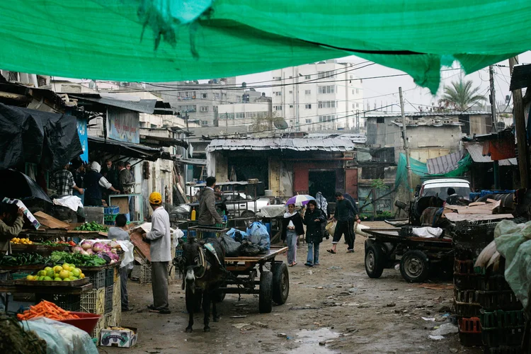 População de Gaza, prevista para crescer 10 por cento nos próximos três anos, está sendo espremida por todos os lados, e os recursos se tornam mais escassos (Warrick Page/Getty Images)