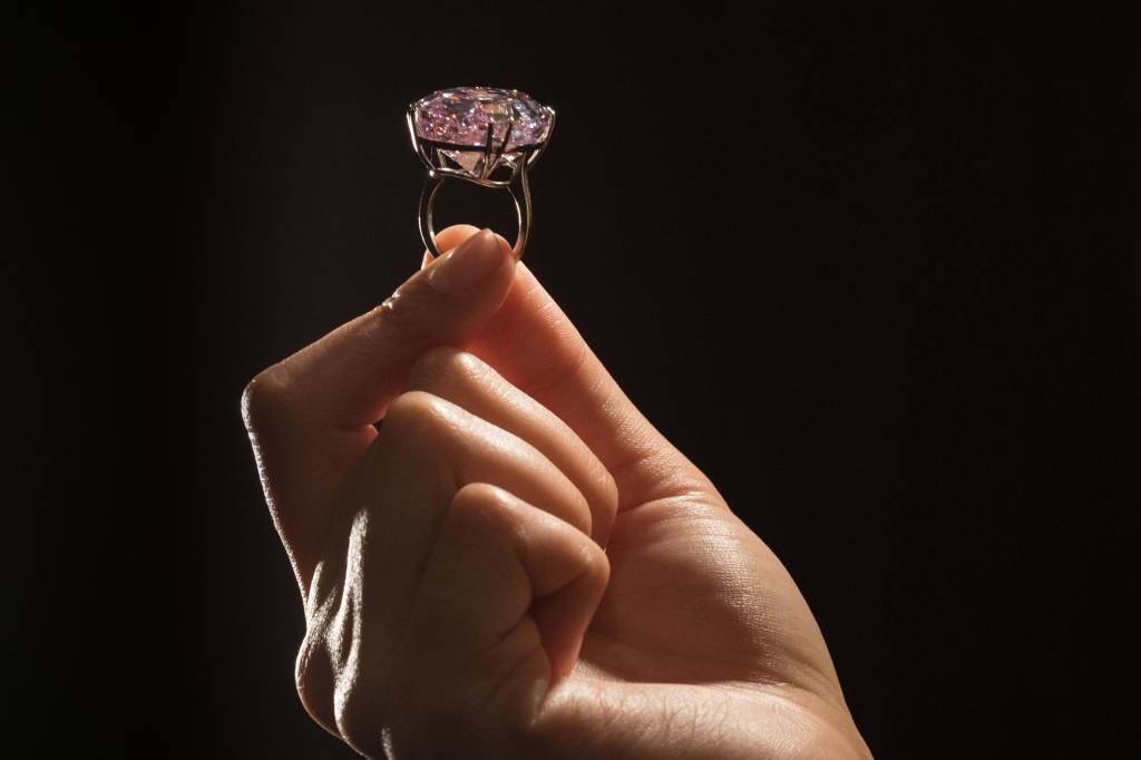 Diamante bate recorde ao ser leiloado por US$ 71,2 milhões