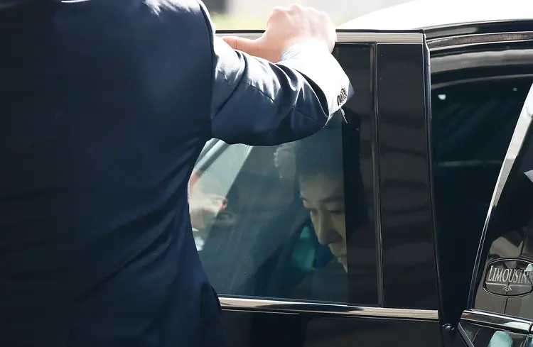 Park Geun-hye: a ex-presidente perdeu sua imunidade presidencial ao ser destituída pelo Tribunal Constitucional no último dia 10 de março (Jeon Heon-Kyun/Pool/Getty Images)