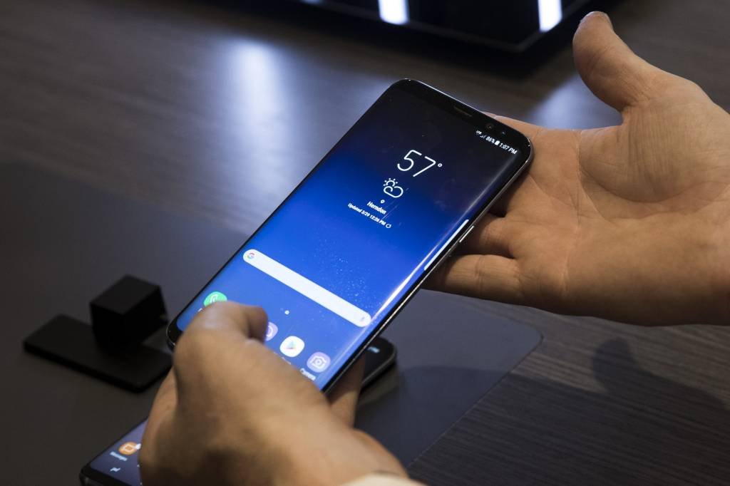 Samsung lança atualização após problemas na tela do Galaxy S8