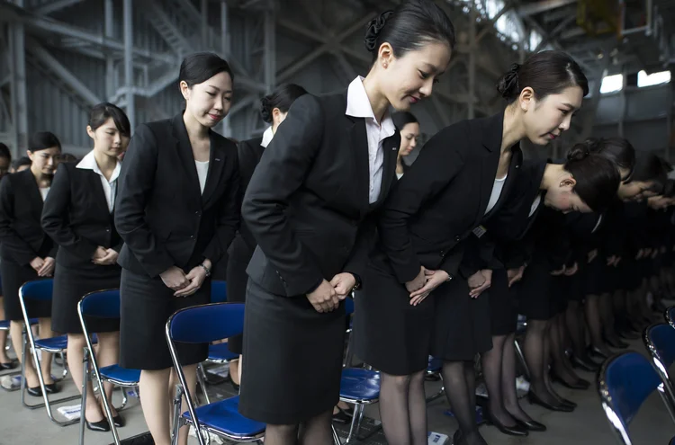 Cumprimento: ao entrar na sala da entrevista, diga “com licença”, curve-se para cumprimentar e caminhe para o lado esquerdo da cadeira (Tomohiro Ohsumi/Getty Images)