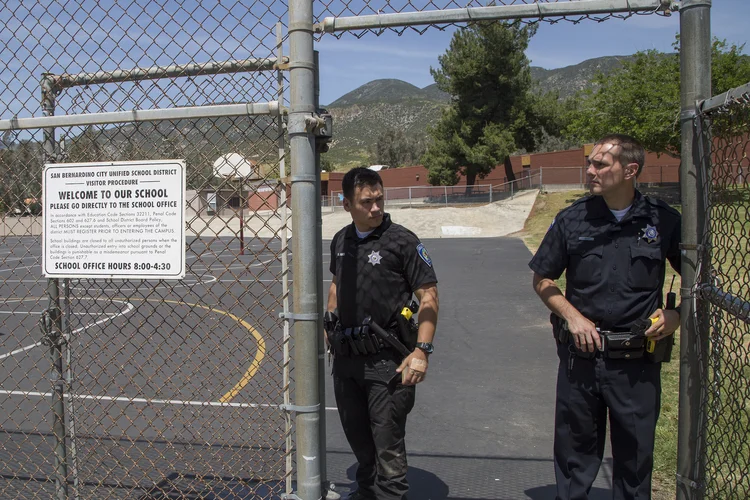 Policiais na escola onde houve o tiroteio: os alunos feridos foram hospitalizados mas as condições médicas não foram imediatamente divulgadas (David McNew/Getty Images)