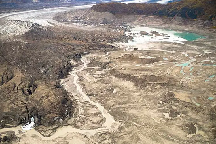 Foto aérea de 2 de setembro de 2016 mostra a corrente de água ao longo do glaciar Kaskawulsh (à esq.) que está desviando fluxo de um rio para o outro. (Dan Shugar/ Universidade de Washington Tacoma/Reprodução)