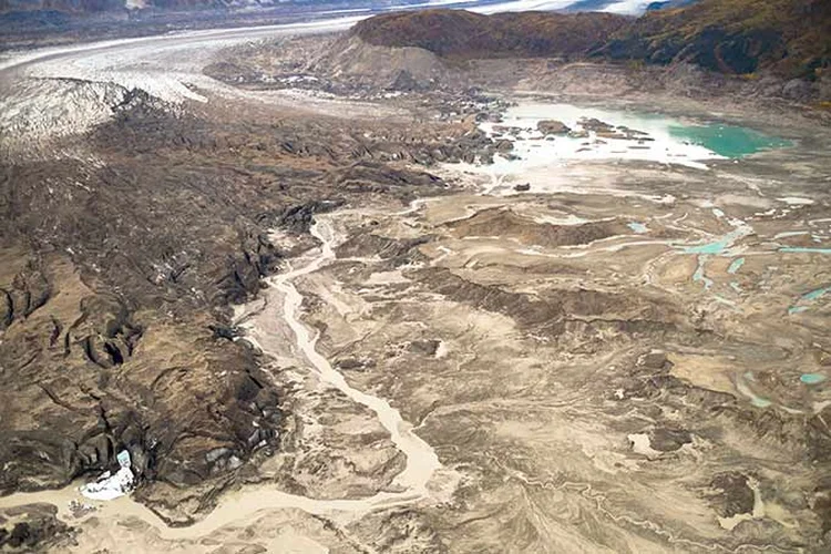 Foto aérea de 2 de setembro de 2016 mostra a corrente de água ao longo do glaciar Kaskawulsh (à esq.) que está desviando fluxo de um rio para o outro. (Dan Shugar/ Universidade de Washington Tacoma/Reprodução)