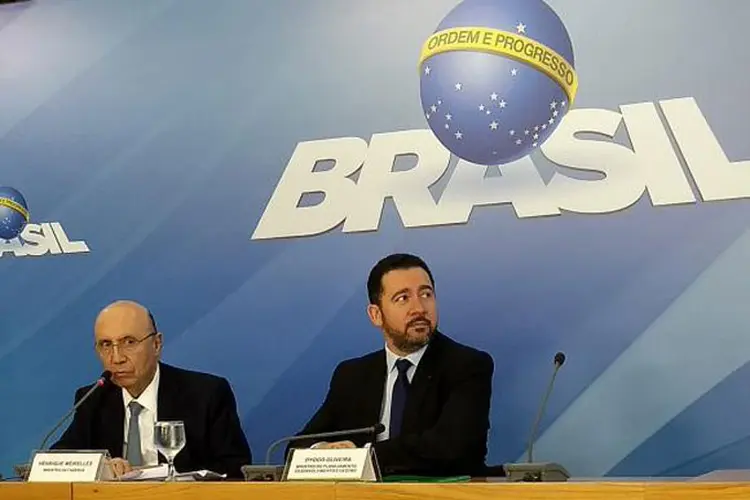 Henrique Meirelles e Dyogo Oliveira: para o setor público consolidado, a meta é de um déficit de 131,3 bilhões de reais (Valter Campanato/Agência Brasil)