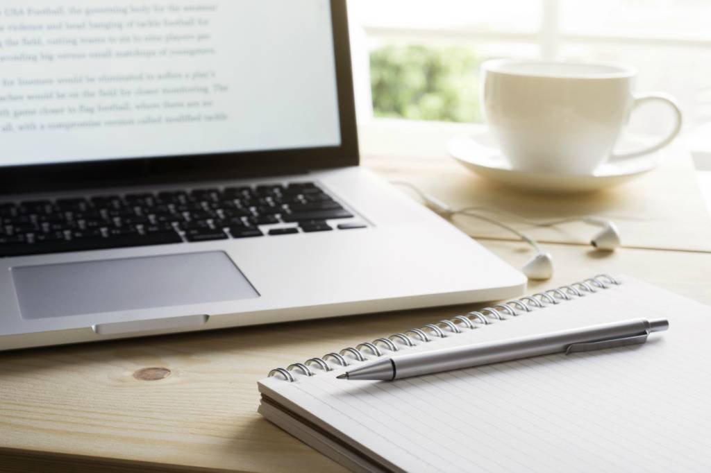 Cursos online: notebook, caneta e caderno com anotações (HAKINMHAN/Thinkstock)