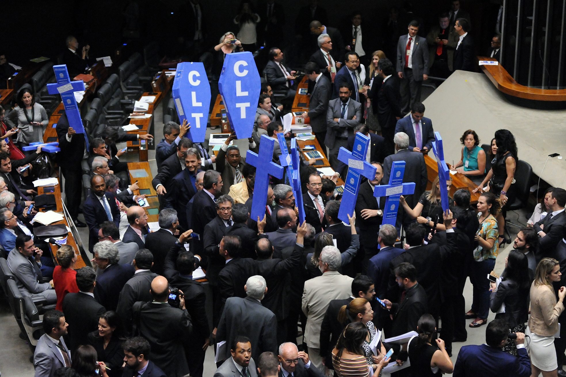 Câmara rejeita destaques e reforma trabalhista vai ao Senado