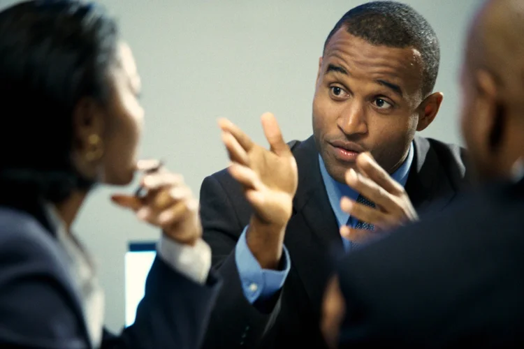 Executivos discutindo em reunião (Ingram Publishing/Thinkstock)