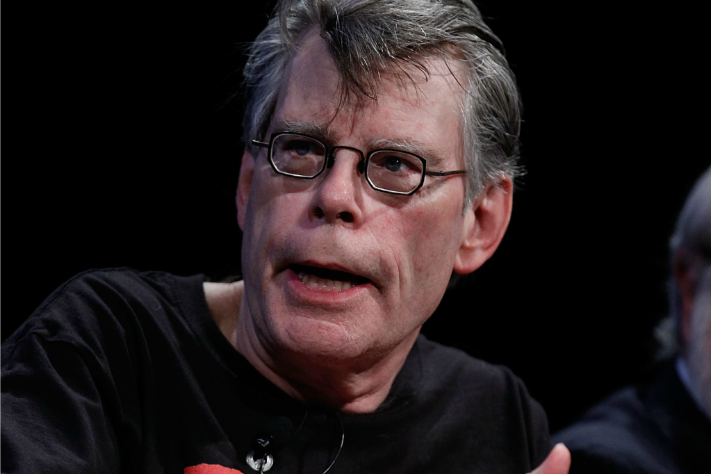 Stephen King volta a usar o X, antigo Twitter, e critica Musk e Trump