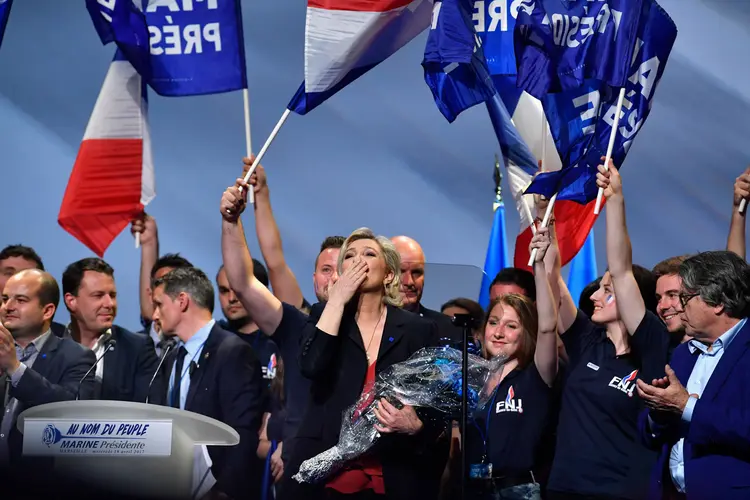 Marine Le Pen: com um programa centrado no "patriotismo" e na "preferência nacional", Le Pen espera agora desmentir as pesquisas que preveem sua derrota no segundo turno (Getty Images/Getty Images)