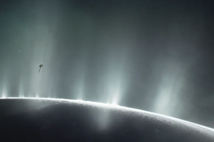 Enceladus: Nasa afirma que lua de Saturno tem elementos para abrigar vida (NASA/JPL-Caltech/Divulgação)