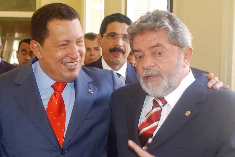 Chávez e Lula: Ele disse que havia decidido construir a obra naquele Estado após entendimento com o ex-presidente da Venezuela Hugo Chávez, morto em 2013 (Handout/Getty Images)