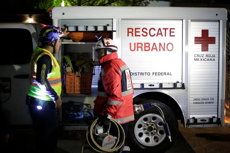 México: os paramédicos, bombeiros e resgatistas transferiram mais de 20 feridos a diversos hospitais da região (Henry Romero/Reuters)