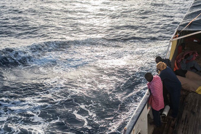 Ao menos 97 migrantes desaparecem em naufrágio na Líbia