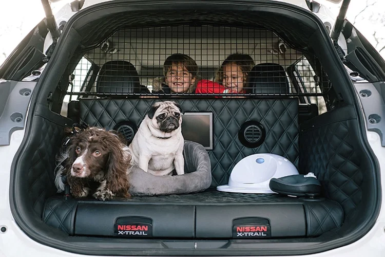 Nissan: toda a parte traseira é personalizada para os pets, lá tem casinha, recipiente com água e até uma rampa e secador para que o mascote não entre molhado (Nissan)