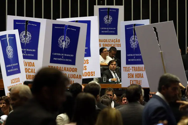 Câmara: parlamentares contrários ao governo subiram à mesa da presidência da Câmara com cartazes, cruzes e caixões contrários ao projeto (Agência Brasil/Agência Brasil)