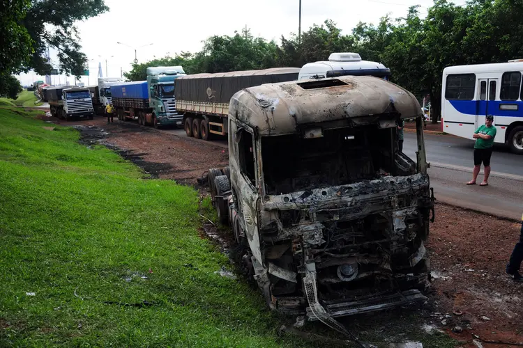 Assalto: cerca de cinquenta homens armados, em sua maioria brasileiros, invadiram o edifício da Prosegur em Ciudad del Este e semearam o terror por cerca de três horas na população desta cidade (Francisco Espinola/Reuters)