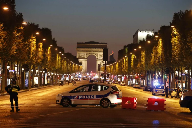 Policiais interditam a avenida Champs Elysees em Paris após tiroteio (Christian Hartmann/Reuters)