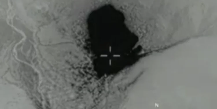 Vídeo: as imagens mostram o momento em que a conhecida como "mãe de todas as bombas" cai na ladeira de uma montanha (The Independent/Reprodução)