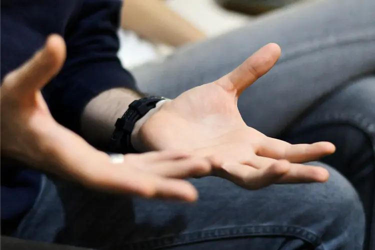 Mãos gesticulando: a importância da linguagem corporal (PhotoAttractive/Thinkstock)