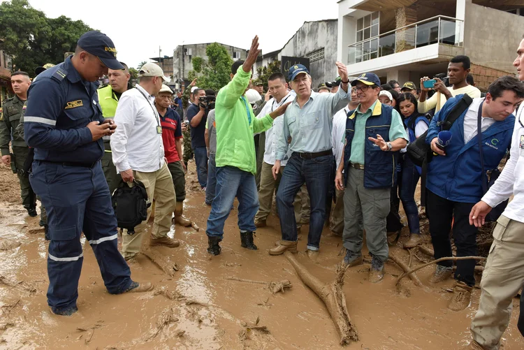 Presidente da Colômbia Juan Manuel Santos visita local atingido por enchentes (Cesar Carrion/Colombian Presidency/Reuters)