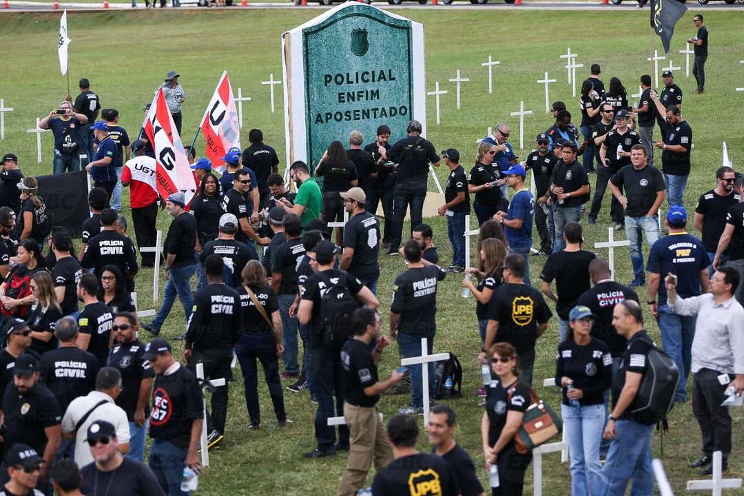 Manifestantes contra reforma da Previdência invadem Câmara