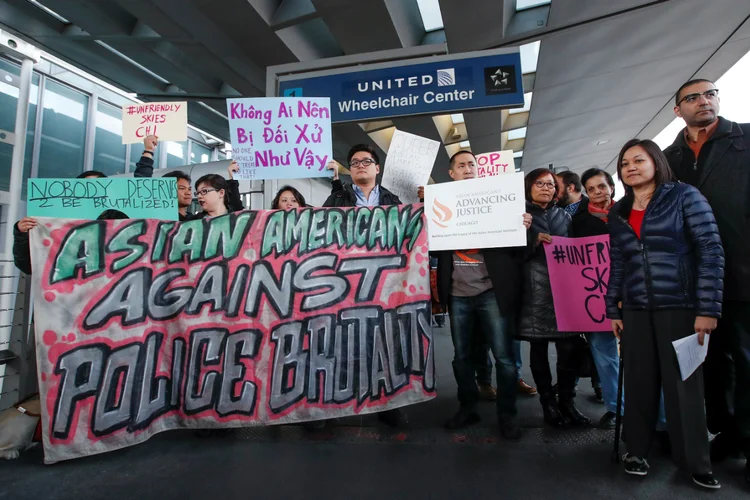 Protestos após atitude da United Airlines: passageiro foi arrastado para fora de um voo lotado, o que gerou uma crise financeira e de marketing para a empresa (Kamil Krzaczynski/Reuters Brazil)