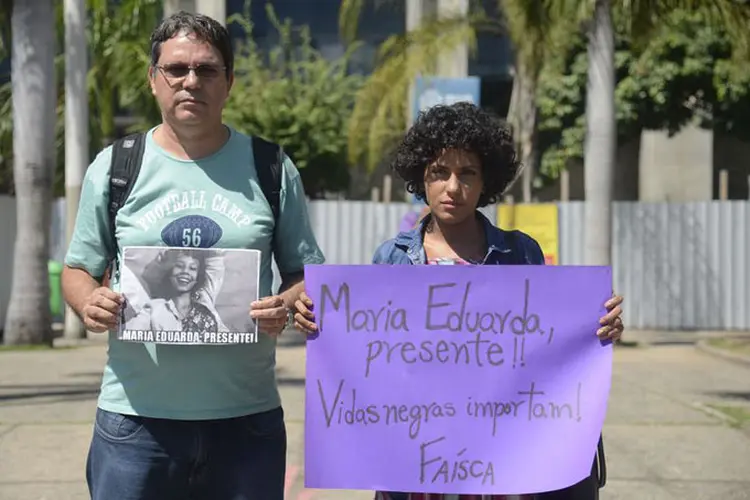 Protesto: parentes e familiares de Maria Eduarda protestaram contra a sua morte, na última quinta-feira (Tânia Rêgo/Agência Brasil)