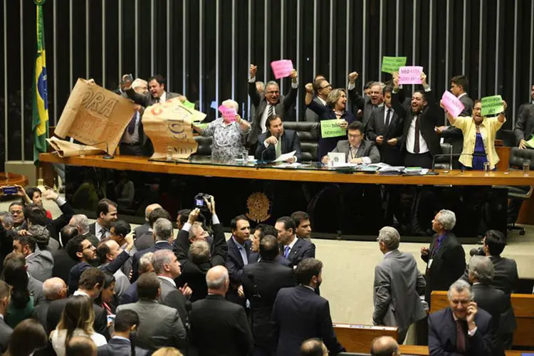 Protesto: a oposição protestou contra a reforma no plenário da Câmara (Fabio Rodrigues Pozzebom/Agência Brasil)