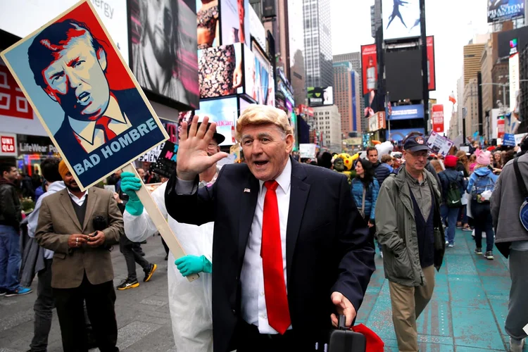 Fantasiado: cientistas protestam contra cortes de Trump sobre orçamento (Andrew Kelly/Reuters)