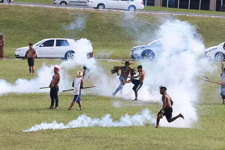 Protesto: segundo os organizadores do protesto, a manifestação reuniu mais de 4 mil índios (Wilson Dias/Agência Brasil)