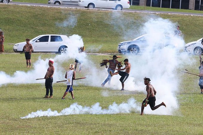 Índios entram em confronto com a polícia em Brasília