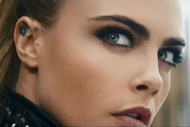 Comercial da Rimmel: banido no Reino Unido por exagerar efeito do produto no vídeo (Rimmel/Reprodução)