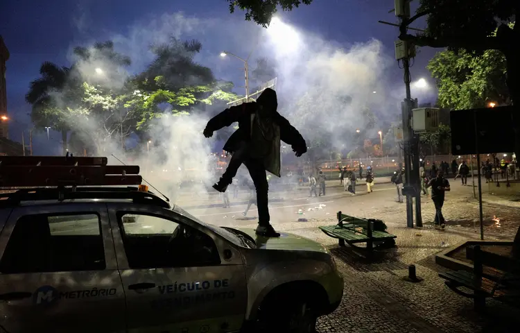 Protestos no Rio: jovens mascarados responderam lançando pedras e pau (Ricardo Moraes/Reuters)