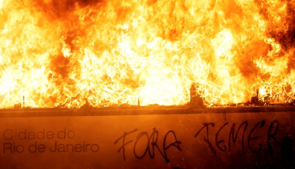 Manifestantes incendeiam cinco ônibus durante protesto no Rio
