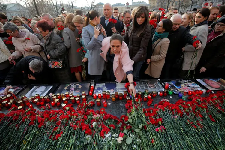 Rússia: as famílias das vítimas do atentado começaram a enterrar nesta quinta seus parentes (Maxim Shemetov/Reuters)
