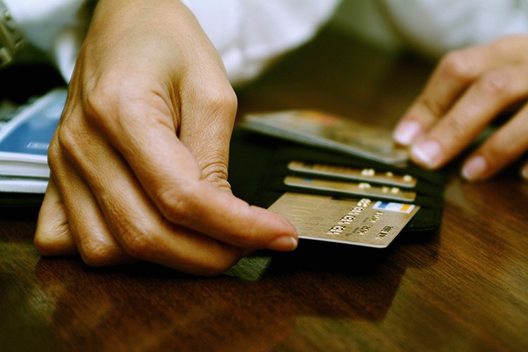 O banco pode tomar o imóvel financiado por uma dívida do cartão?