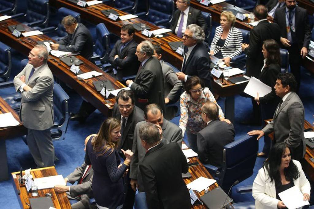 Senado aprova em 1º turno PEC que acaba com foro