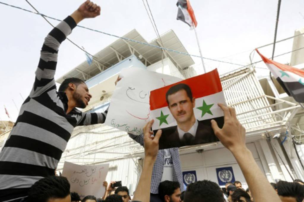 Sírios protestam em Damasco contra bombardeios dos EUA