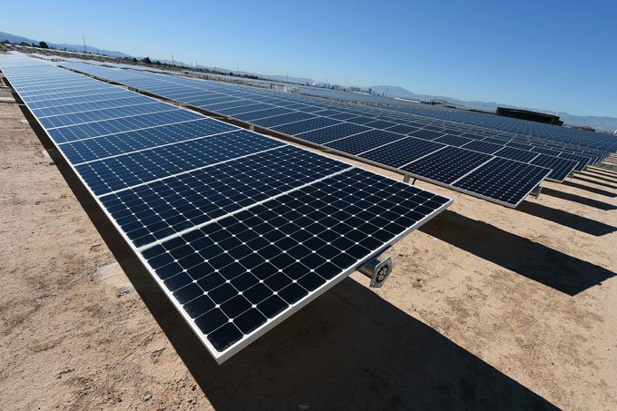 Energia solar: "o objetivo é elevar a eficiência de conversão da luz direta até que volte a ter mais", dizem os pesquisadores (Ethan Miller/Getty Images)
