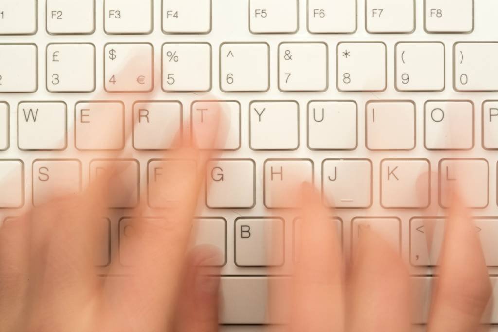 Mãos digitando rapidamente um texto no teclado (Wavebreakmedia Ltd/Thinkstock)