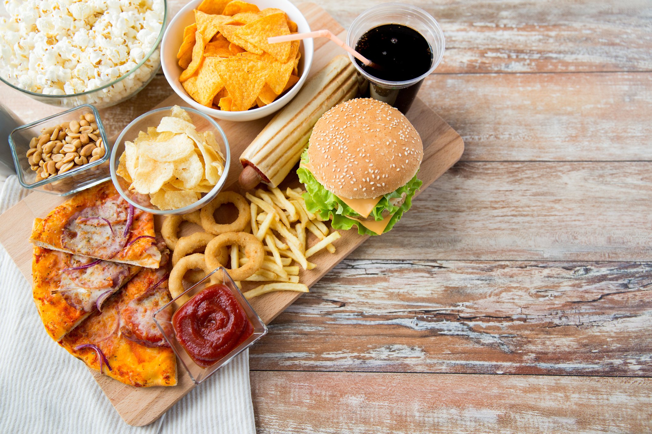 13 comportamentos na hora de comer que engordam