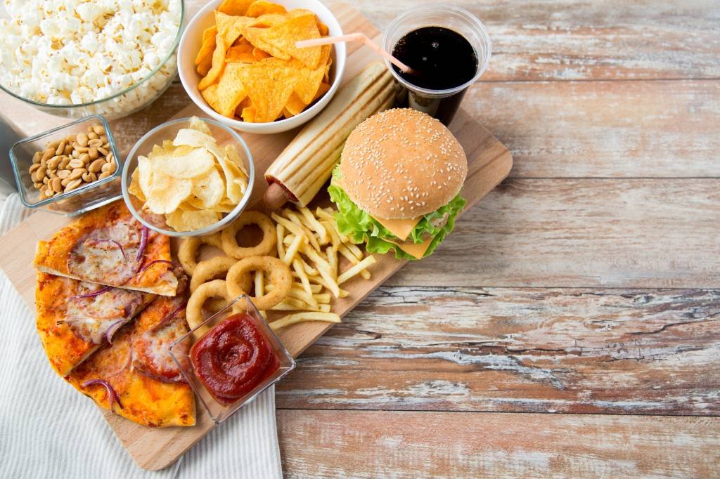 13 comportamentos na hora de comer que engordam