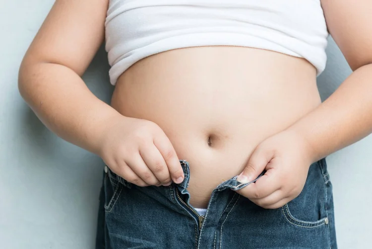 Obesidade: país gasta cerca de R$ 16,9 bilhões por ano com tratamentos de problemas relacionados à obesidade, como asma, hérnia de disco e distúrbios cardiovasculares (Kwanchaichaiudom/Thinkstock)